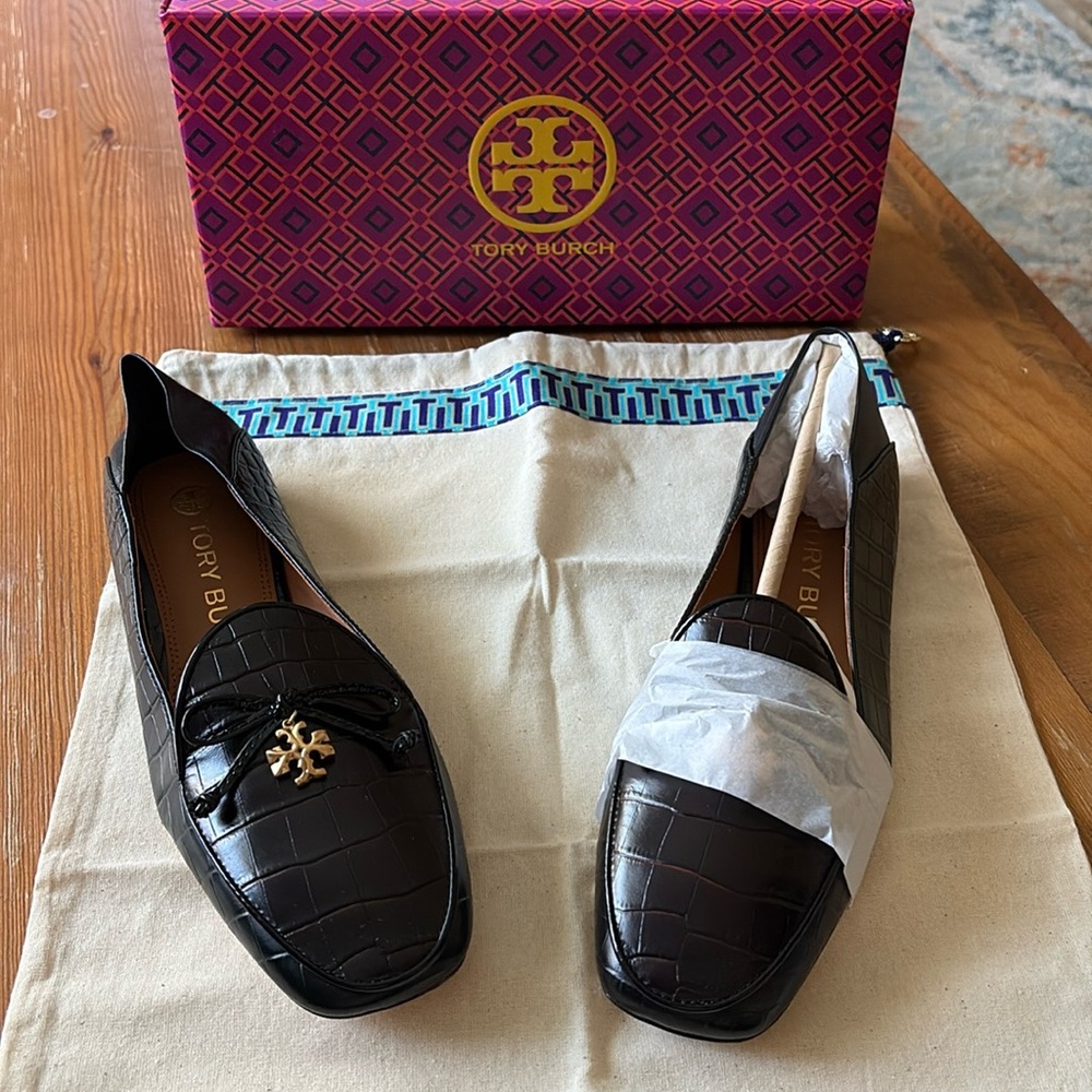 Tory Burch Charm Loafer Size 7m
Matte Croco
Brand new
Never Worn